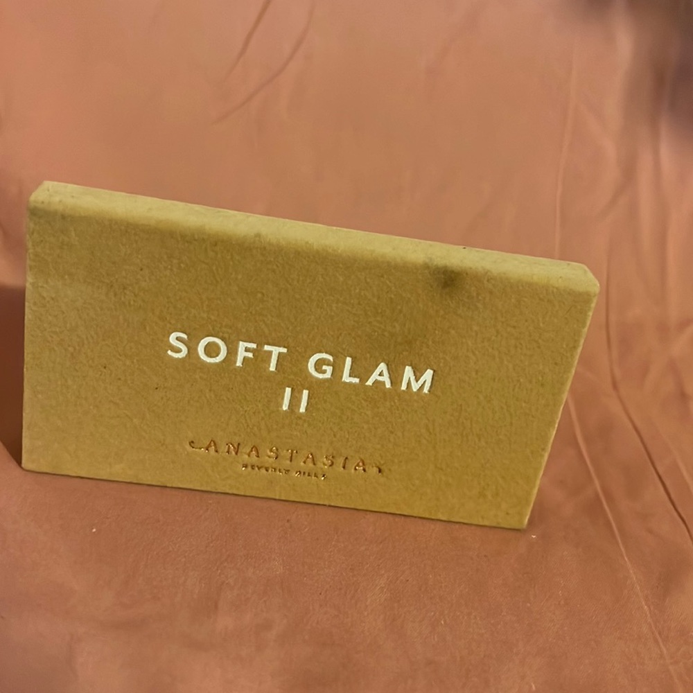 Anastasia Beverly Hills. Soft glam 11 palette